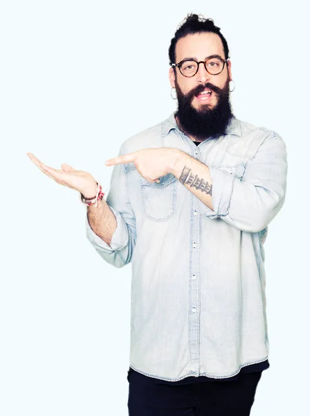 Homem Jovem Hipster Com Cabelos Longos Barba Vestindo Óculos Espantados — Fotografia de Stock