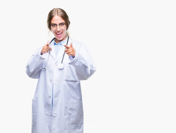 Linda Jovem Mulher Médica Loira Vestindo Uniforme Médico Sobre Fundo — Fotografia de Stock