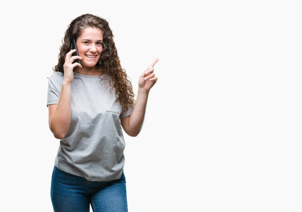 Fiatal Barna Lány Beszélő Smartphone Elszigetelt Háttérhez Képest Nagyon Boldog — Stock Fotó