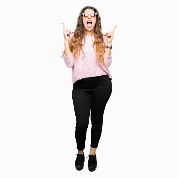 Junge Schöne Frau Mit Sonnenbrille Und Rosa Pullover Erstaunt Und — Stockfoto