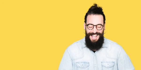 Jonge Hipster Man Met Lange Haren Baard Dragen Brillen Smiling — Stockfoto