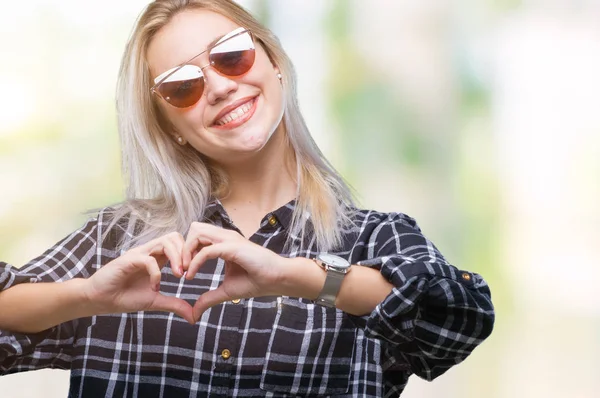 Jeune Femme Blonde Portant Des Lunettes Soleil Sur Fond Isolé — Photo