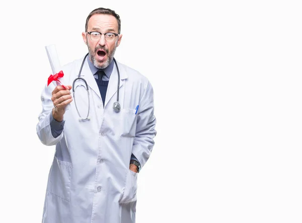 Medelåldern Senior Hoary Doktor Mannen Innehar Examensbevis Över Isolerade Bakgrund — Stockfoto