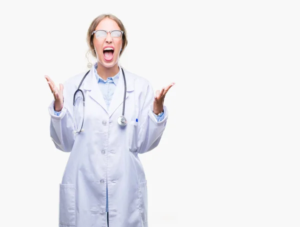 Schöne Junge Blonde Ärztin Medizinischer Uniform Über Isoliertem Hintergrund Verrückt — Stockfoto