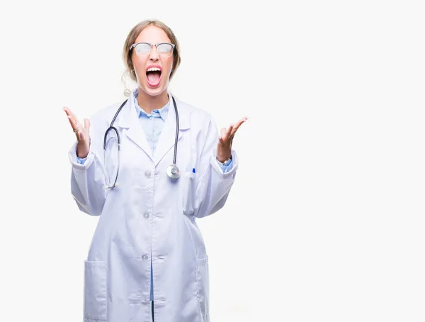 Linda Jovem Mulher Médica Loira Vestindo Uniforme Médico Sobre Fundo — Fotografia de Stock