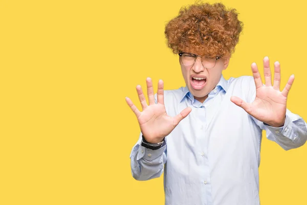 Joven Hombre Negocios Guapo Con Gafas Afro Con Miedo Aterrorizado —  Fotos de Stock