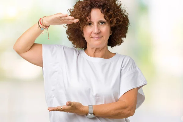 Üzerinde Beyaz Shirt Giyen Güzel Orta Ager Üst Düzey Kadın — Stok fotoğraf