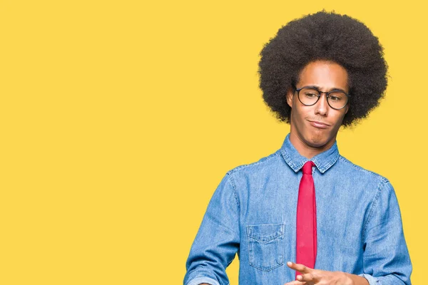 Joven Hombre Negocios Afroamericano Con Cabello Afro Con Gafas Corbata — Foto de Stock