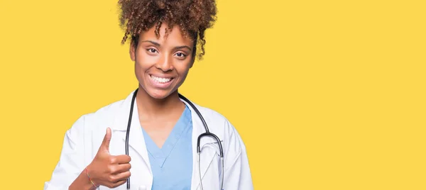 Joven Afroamericana Médico Mujer Sobre Aislado Fondo Haciendo Felices Pulgares — Foto de Stock