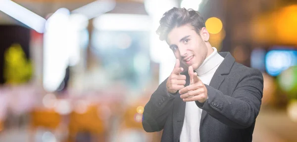 Giovane Uomo Elegante Che Indossa Cappotto Invernale Sfondo Isolato Puntando — Foto Stock