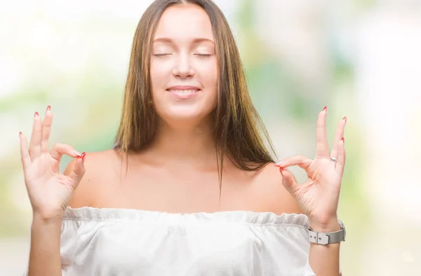 孤立した背景に若い白人美女リラックスして瞑想の指ジェスチャーをやって閉じた目と笑顔します ヨガの概念 — ストック写真