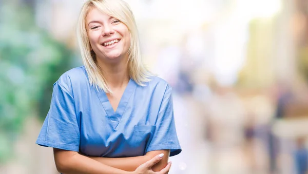 笑みを浮かべてカメラを見て組んだ腕分離背景幸せ顔に美しいブロンドの看護師医師女性 肯定的な人 — ストック写真
