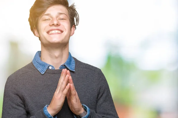 Joven Hombre Elegante Guapo Sobre Fondo Aislado Las Manos Juntas —  Fotos de Stock