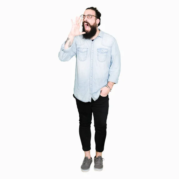 Joven Hipster Hombre Con Pelo Largo Barba Con Gafas Gritando — Foto de Stock