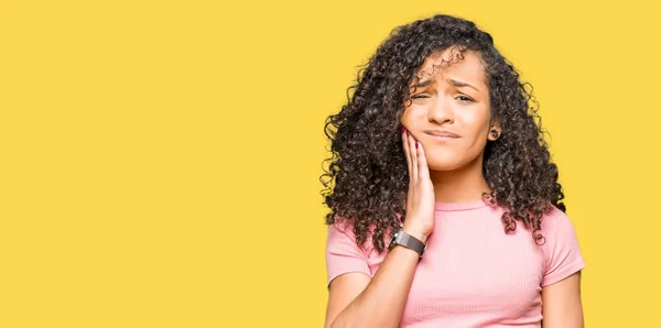 Mooie Jongedame Met Het Dragen Van Krullend Haar Roze Shirt — Stockfoto