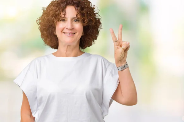 Mulher Sênior Bonita Meio Ager Vestindo Shirt Branca Sobre Fundo — Fotografia de Stock