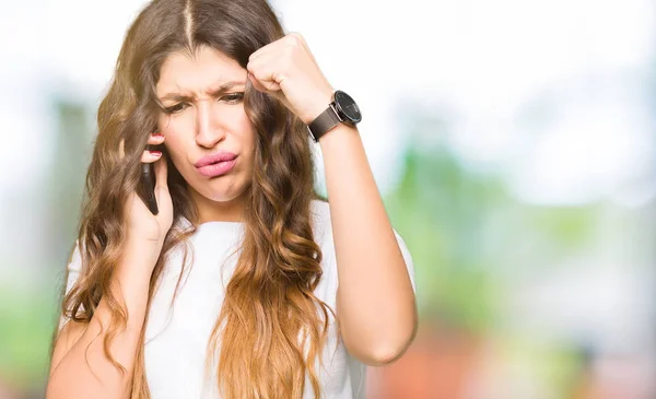 Junge Erwachsene Frau Telefon Genervt Und Frustriert Schreit Vor Wut — Stockfoto