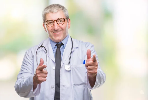 Gutaussehender Oberarzt Mit Isoliertem Hintergrund Der Mit Dem Finger Die — Stockfoto