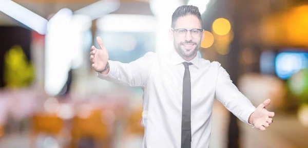 Joven Hombre Negocios Guapo Con Gafas Sobre Fondo Aislado Mirando — Foto de Stock