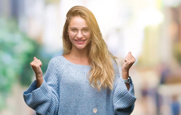 Giovane Bella Donna Bionda Indossa Maglione Occhiali Sfondo Isolato Celebrando — Foto Stock