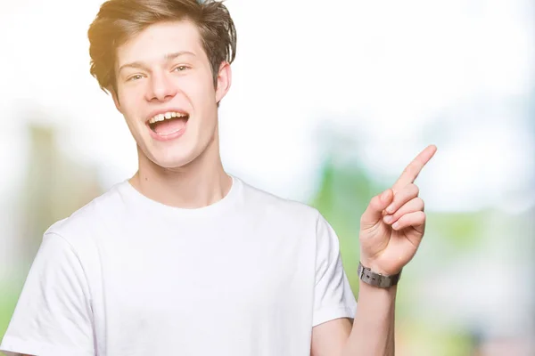 Junger Gutaussehender Mann Lässigem Weißem Shirt Vor Isoliertem Hintergrund Mit — Stockfoto