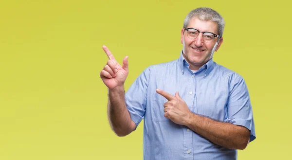 Hombre Mayor Guapo Con Gafas Sobre Fondo Aislado Sonriendo Mirando — Foto de Stock