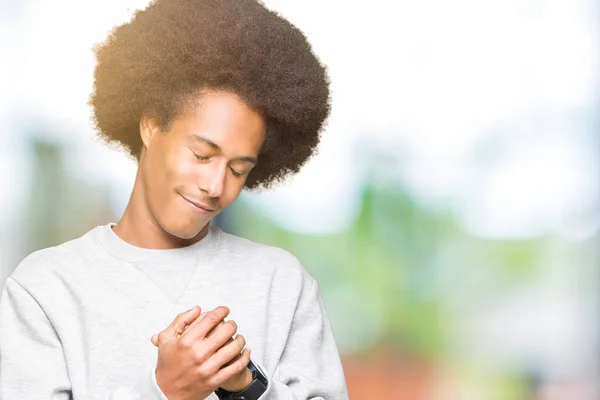 Jovem Americano Africano Com Cabelo Afro Vestindo Camisola Esportiva Sofrendo — Fotografia de Stock