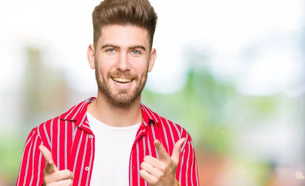 Homem Bonito Jovem Vestindo Camisa Vermelha Apontando Dedos Para Câmera — Fotografia de Stock