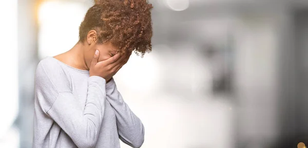 Schöne Junge Afrikanisch Amerikanische Frau Vor Isoliertem Hintergrund Mit Traurigem — Stockfoto