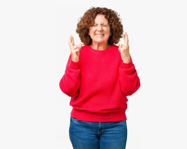 Schöne Seniorin Mittleren Alters Roten Winterpullover Über Isoliertem Hintergrund Lächelnd — Stockfoto