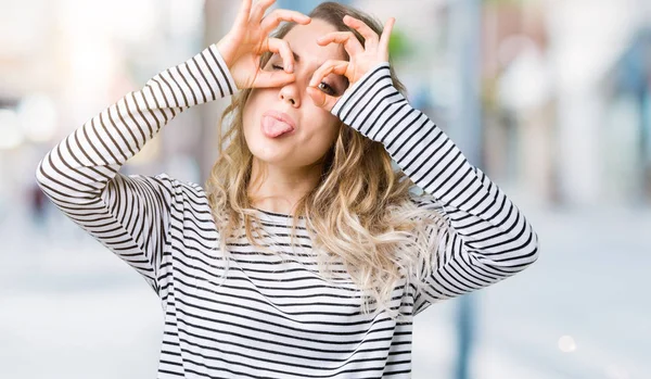 Schöne Junge Blonde Frau Mit Gestreiftem Pullover Über Isoliertem Hintergrund — Stockfoto