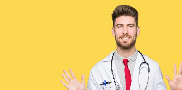 Joven Médico Guapo Hombre Con Abrigo Médico Mostrando Señalando Hacia — Foto de Stock