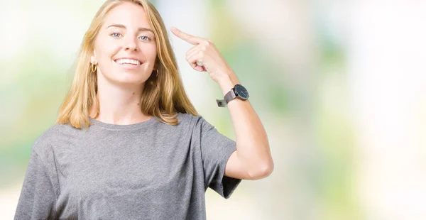 Hermosa Mujer Joven Con Una Camiseta Casual Gran Tamaño Sobre — Foto de Stock