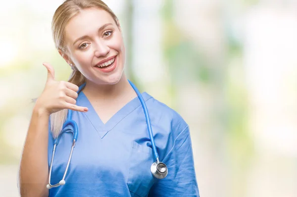 Giovane Chirurgo Bionda Medico Donna Sfondo Isolato Sorridente Facendo Gesto — Foto Stock