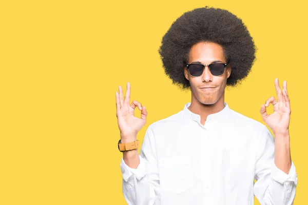 Молодий Афроамериканець Людиною Афро Волосся Носити Сонцезахисні Окуляри Розслабитися Усміхнені — стокове фото