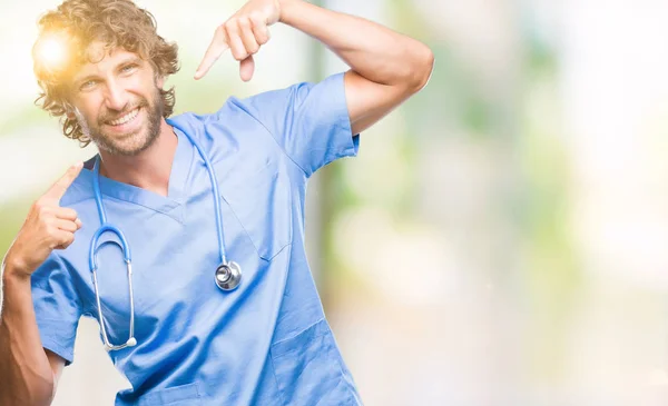 Hombre Médico Cirujano Hispano Guapo Sobre Fondo Aislado Sonriendo Confiado — Foto de Stock