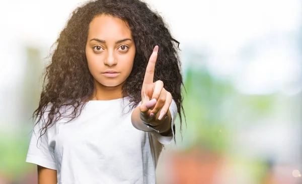 Giovane Bella Ragazza Con Capelli Ricci Indossa Casual Shirt Bianca — Foto Stock