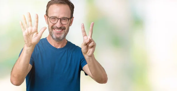 ハンサムな中年白髪年配の男性にメガネを率分離を示す背景と指で上向き数は自信を持って 幸せな笑みを浮かべている間 — ストック写真