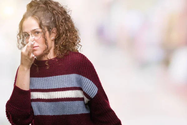 Hermosa Morena Pelo Rizado Chica Joven Con Gafas Sobre Fondo — Foto de Stock