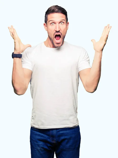 Szép Ember Visel Alkalmi Fehér Shirt Ünneplő Őrült Lenyűgözött Siker — Stock Fotó