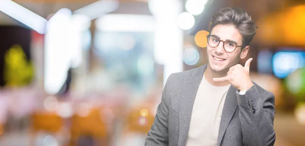 Jovem Homem Negócios Usando Óculos Sobre Fundo Isolado Sorrindo Fazendo — Fotografia de Stock