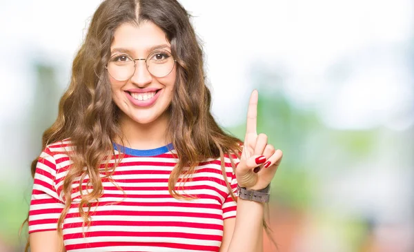 Jovem Mulher Bonita Usando Óculos Mostrando Apontando Para Cima Com — Fotografia de Stock