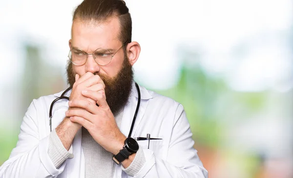 Joven Doctor Rubio Con Barba Usando Abrigo Médico Que Estresado — Foto de Stock