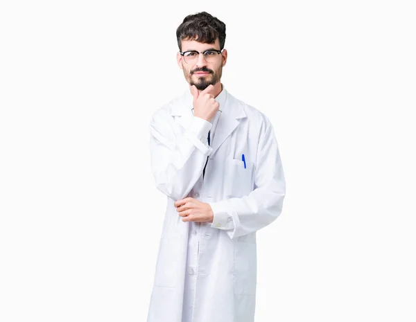Giovane Scienziato Professionista Che Indossa Cappotto Bianco Sfondo Isolato Guardando — Foto Stock