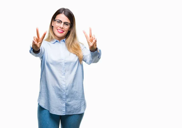 Joven Mujer Negocios Hermosa Con Gafas Sobre Fondo Aislado Sonriendo —  Fotos de Stock