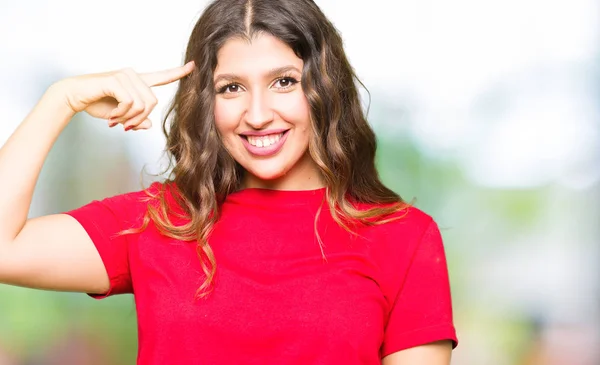 Mujer Hermosa Joven Con Camiseta Casual Sonriendo Señalando Cabeza Con —  Fotos de Stock