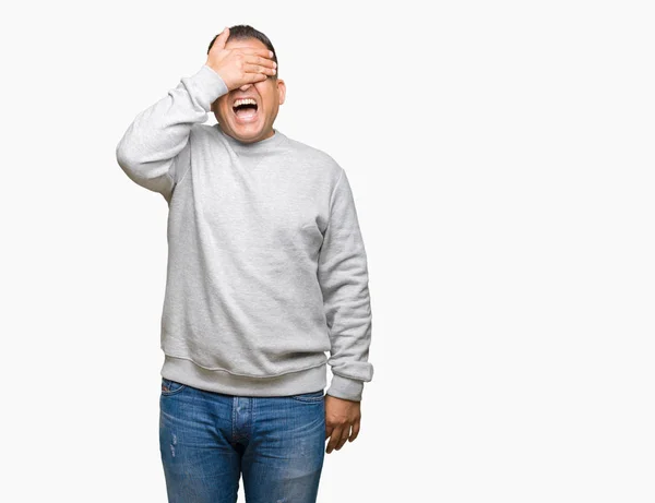Middelbare Leeftijd Arabische Man Dragen Sport Sweatshirt Geïsoleerde Achtergrond Glimlachen — Stockfoto