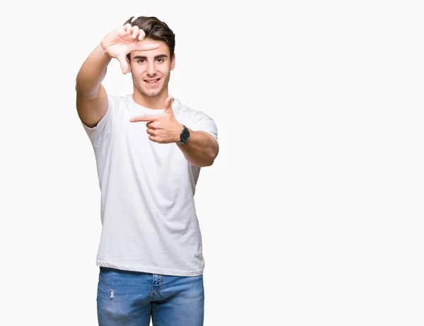 Joven Hombre Guapo Con Camiseta Blanca Sobre Fondo Aislado Sonriendo — Foto de Stock