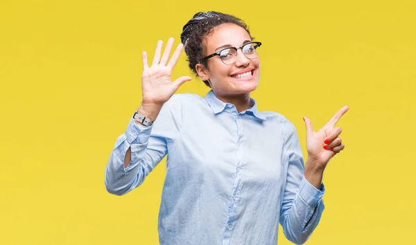 Joven Chica Negocios Afroamericana Trenzada Pelo Usando Gafas Sobre Fondo —  Fotos de Stock