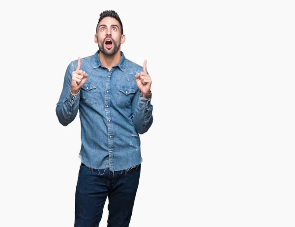 Joven Hombre Guapo Sobre Fondo Aislado Asombrado Sorprendido Mirando Hacia —  Fotos de Stock